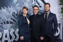 左からブライス・ダラス・ハワード、コリン・トレボロウ、クリス・プラット。(c)UNIVERSAL STUDIOS & AMBLIN ENTERTAINMENT, INC.