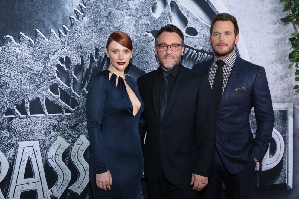 左からブライス・ダラス・ハワード、コリン・トレボロウ、クリス・プラット。(c)UNIVERSAL STUDIOS & AMBLIN ENTERTAINMENT, INC.