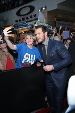 ファンとの撮影に応じるクリス・プラット。(c)UNIVERSAL STUDIOS & AMBLIN ENTERTAINMENT, INC.