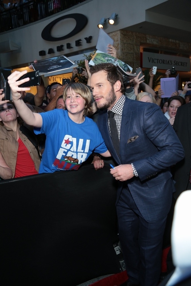 ファンとの撮影に応じるクリス・プラット。(c)UNIVERSAL STUDIOS & AMBLIN ENTERTAINMENT, INC.