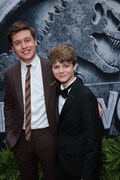 左からニック・ロビンソン、タイ・シンプキンス。テーマパーク“ジュラシック・ワールド”を訪れる兄弟を演じた。(c)UNIVERSAL STUDIOS & AMBLIN ENTERTAINMENT, INC.
