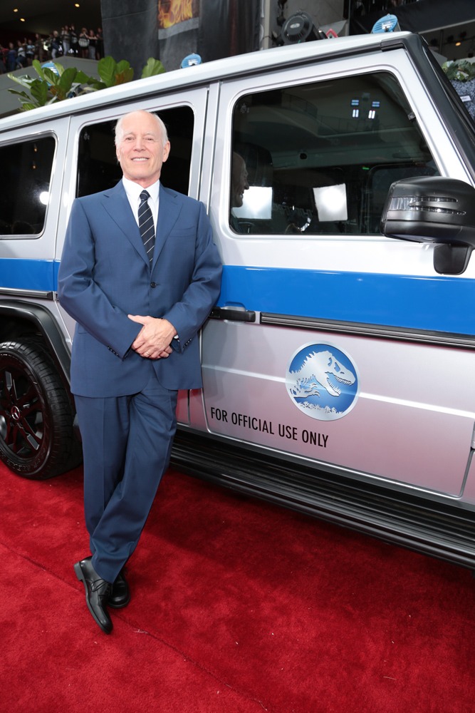 劇中にも登場するスタッフ用の車と、プロデューサーのフランク・マーシャル。(c)UNIVERSAL STUDIOS & AMBLIN ENTERTAINMENT, INC.