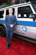 劇中にも登場するスタッフ用の車と、プロデューサーのフランク・マーシャル。(c)UNIVERSAL STUDIOS & AMBLIN ENTERTAINMENT, INC.