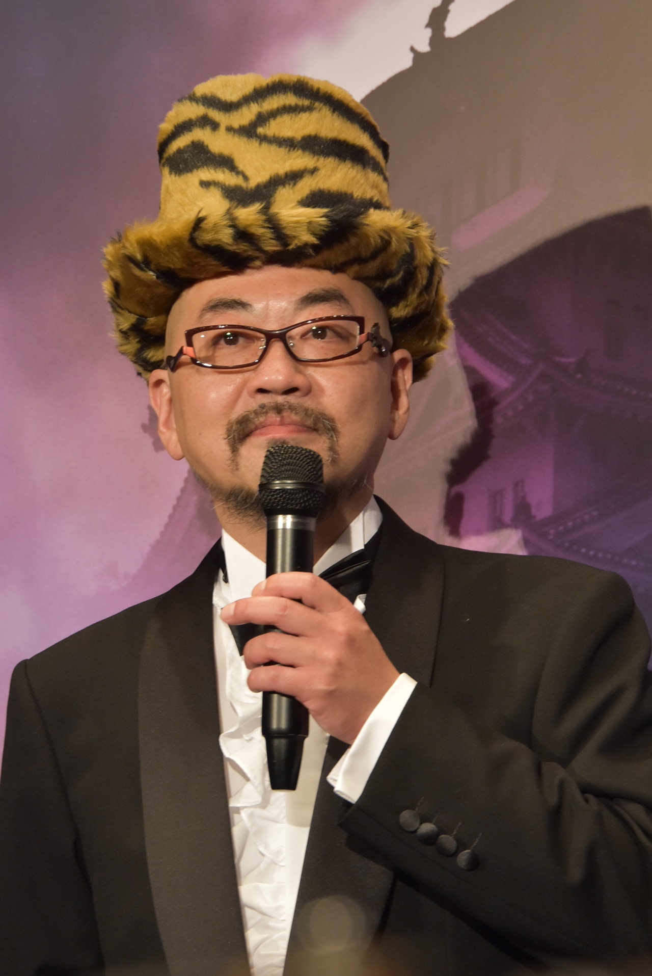 誰も帽子に触れてくれないことにツッコミを入れる西村喜廣。