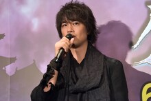 駐輪場に置いてきた自転車が撤去されていないか、不安な様子を見せた斎藤工。