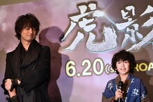 緊張気味の石川樹を優しく見守る斎藤工。