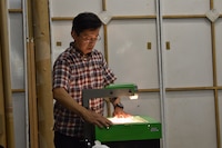 フィルムにコピーした写真をプロジェクターで拡大する。