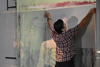 ざら紙をサイズに合わせてつなぎ合わせる。