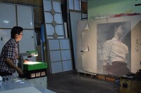 フィルムにコピーした写真をプロジェクターで拡大する。