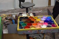 彩色用の道具。ネオカラーと筆。