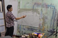 つなげたざら紙をバラし、1枚ずつ作業する。水で濡らして壁に貼り付ける。