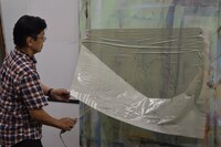 下絵を描いたざら紙を水で濡らしていく。破れないように注意が必要な作業。