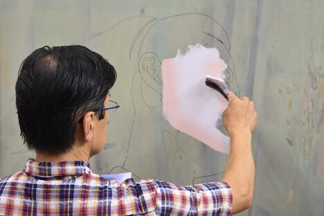 彩色スタート。まずは顔部分に、薄い色からのせていく。