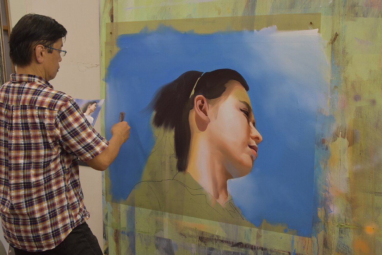 髪部分は大胆な筆使いで勢い良く描く。