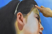 細かい部分は指を使って絵の具を調整する。