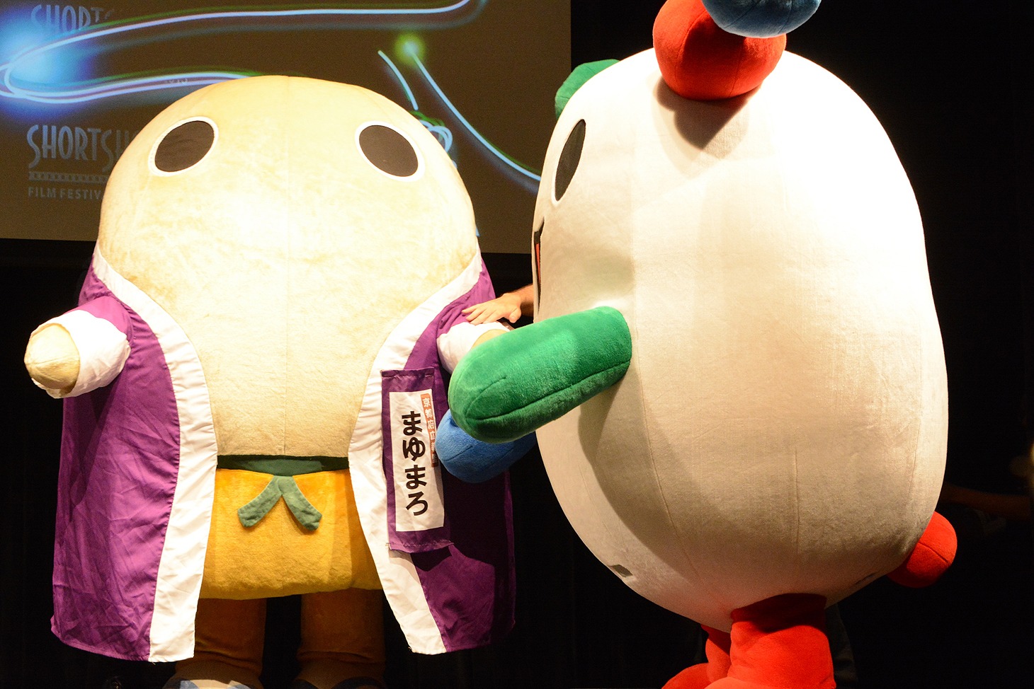 左からまゆまろ、NANTOくん。
