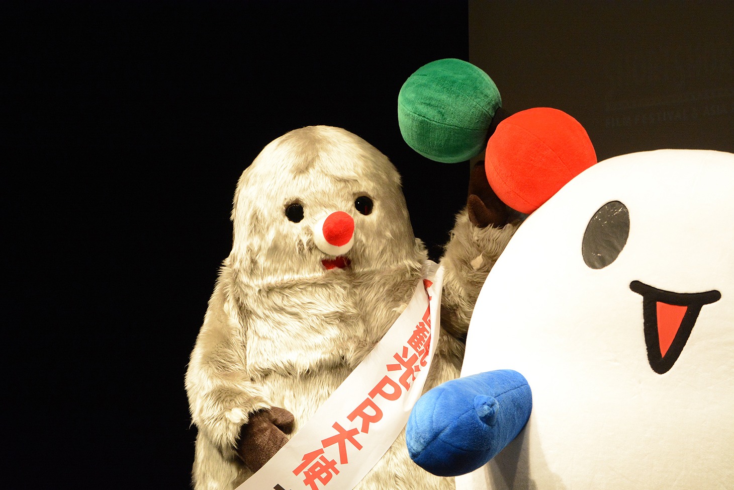 NANTOくんの一部を触るもじゃ。