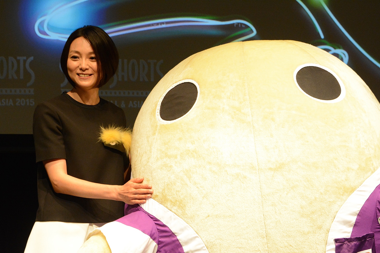 左から本上まなみ、京都のゆるキャラまゆまろ。