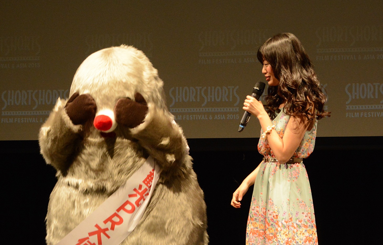 左から、「かわいい！」と言われ照れる全国観光PR大使のもじゃ、NGT48の北原里英。