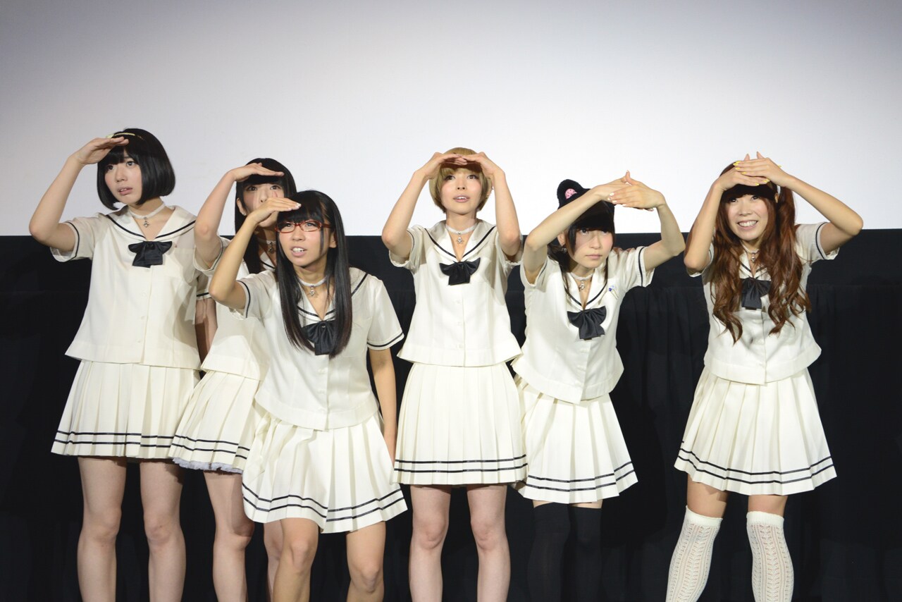 ムービーカメラを探すでんぱ組.incのメンバー。