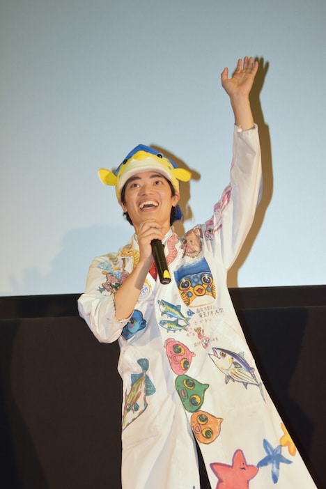 客席の子供たちへ笑顔で手を振るさかなクン。