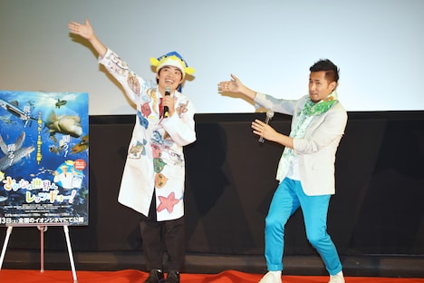 魚の大きさを説明するさかなクンと福原哲哉。