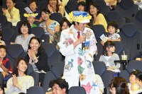 客席へ出向き、ファンを喜ばせたさかなクン。