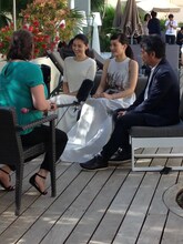 カンヌで取材を受ける綾瀬はるか、長澤まさみ、是枝裕和。