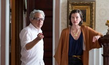 「アナーキー」左からマイケル・アルメレイダ、ミラ・ジョヴォヴィッチ。(c)2014 CYM Film Holdings, LLC. All Rights Reserved.