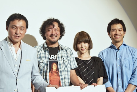 「ローリング」初日舞台挨拶の模様。左から冨永昌敬、川瀬陽太、柳英里紗、三浦貴大。