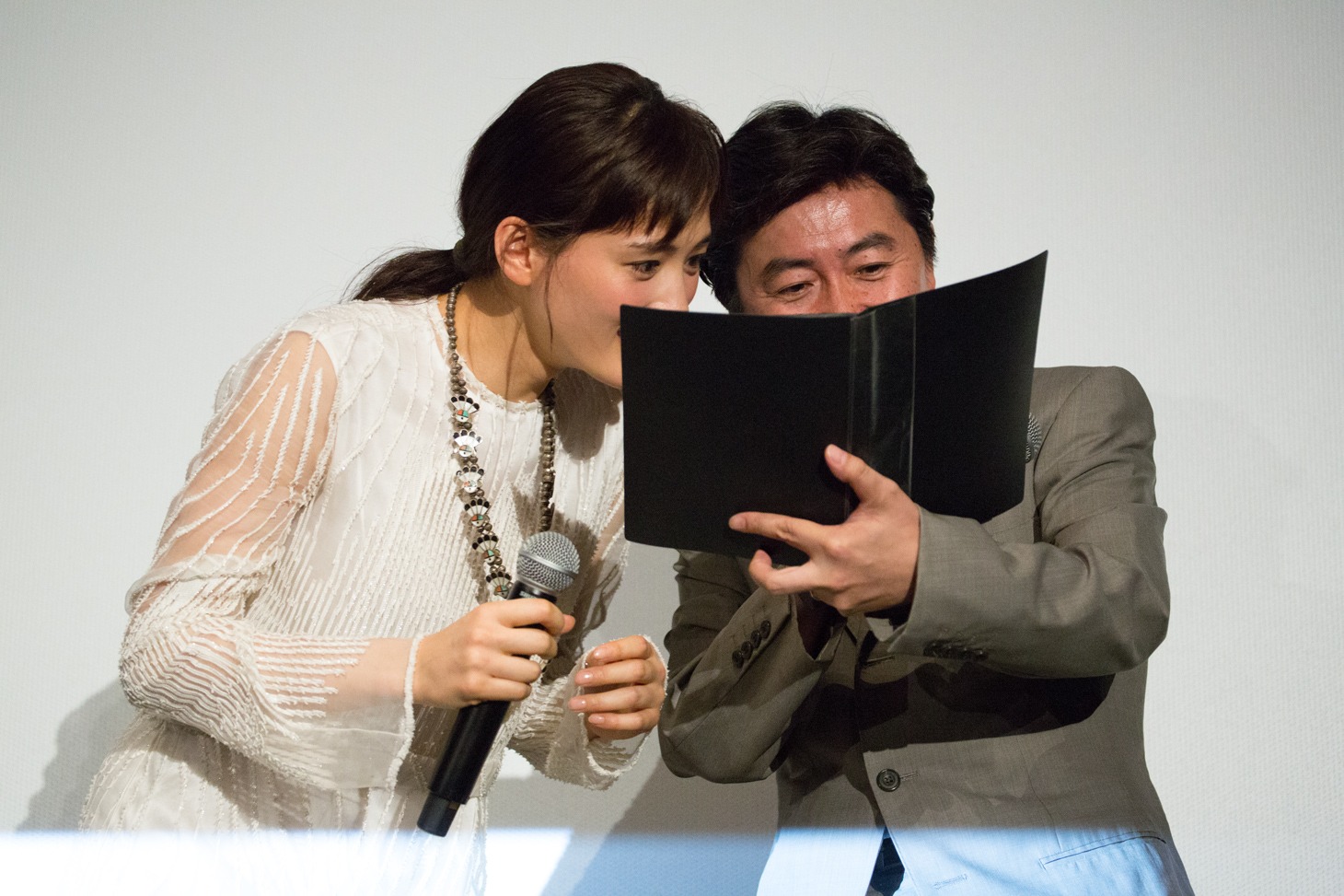 司会の笠井信輔と段取りを確認する綾瀬はるか。