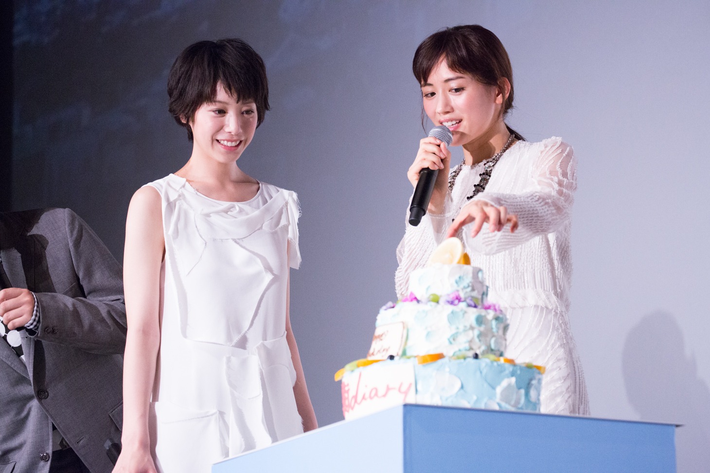 自ら作ったケーキの説明をする綾瀬はるか。