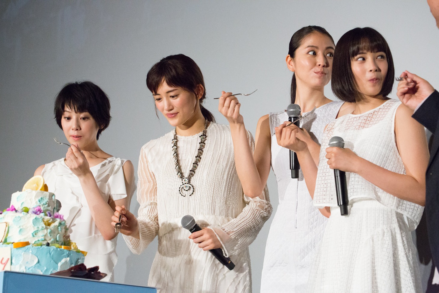 綾瀬はるか手作りのケーキを食す4姉妹。