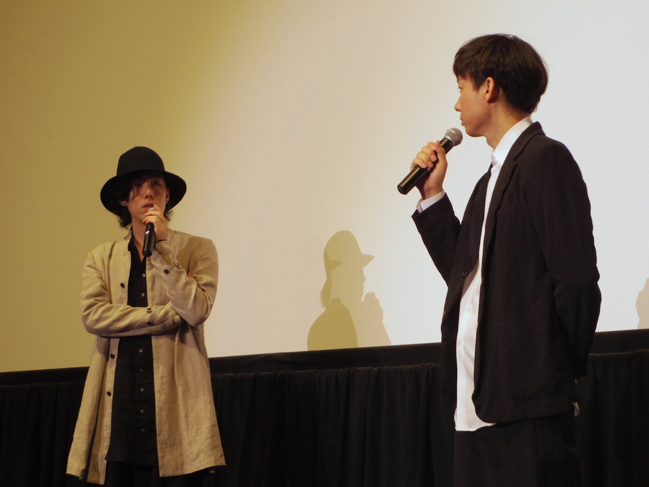 左から野田洋次郎、松永大司監督。(c)2015「トイレのピエタ」製作委員会