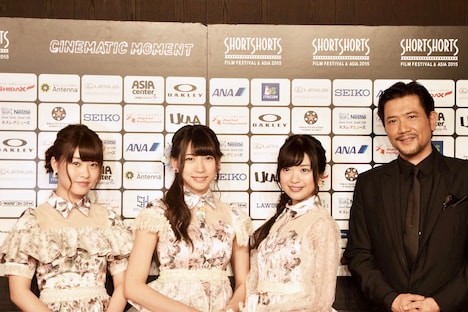 左から中西智代梨、茂木忍、北原里英、別所哲也。