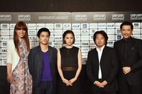 左からIVAN、大和田健介、浅見れいな、監督の園田俊郎、別所哲也。