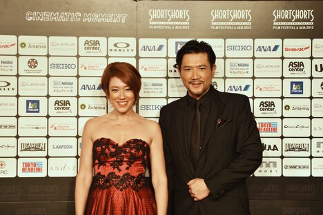 左からLiLiCo、別所哲也。