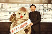 全国観光PR大使のもじゃと別所哲也。