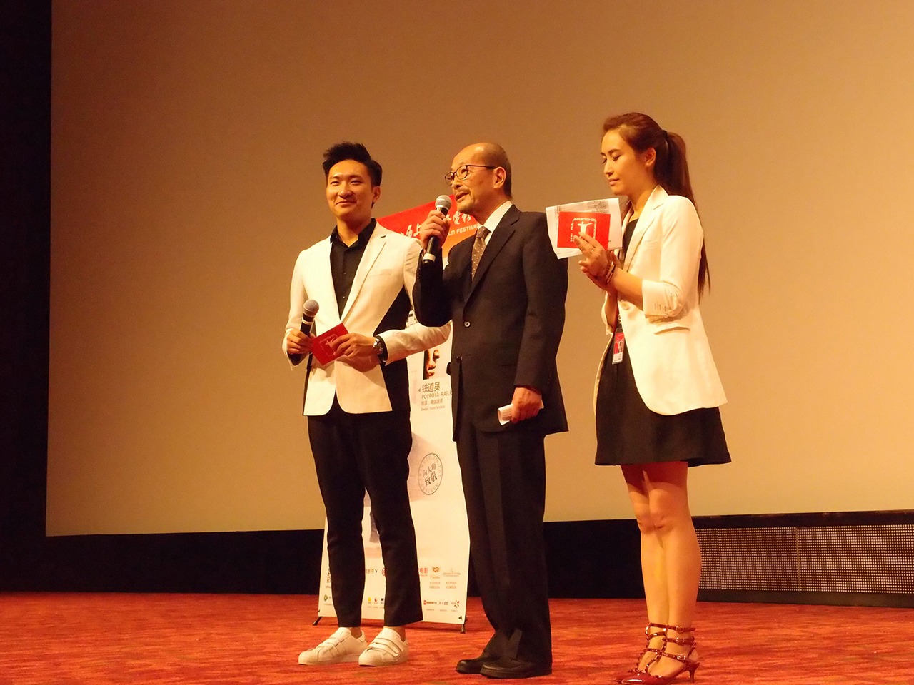「高倉健トリビュート上映会」オープニングセレモニーに登壇した、監督の降旗康男。
