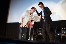 浅野忠信の坊主頭をなでる永瀬正敏。(c)2015 映画『あん』製作委員会/COMME DES CINEMAS/TWENTY TWENTY VISION/ZDF-ARTE