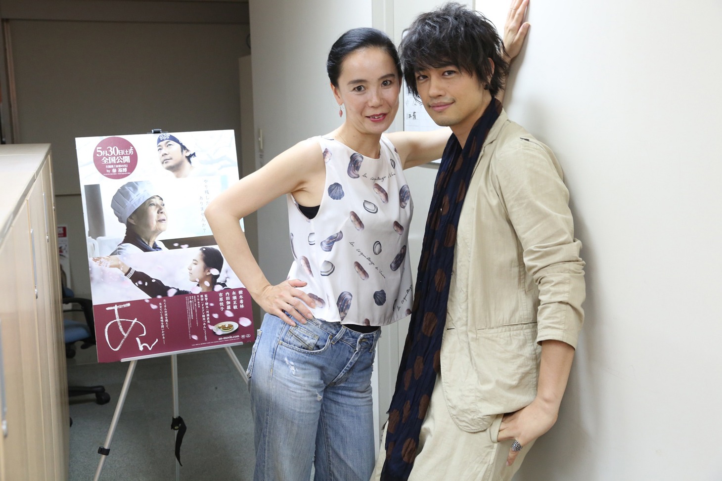 左から河瀬直美、斎藤工。 Photographed by LESLIE KEE (c)2015 映画『あん』製作委員会/COMME DES CINEMAS/TWENTY TWENTY VISION/ZDF-ARTE