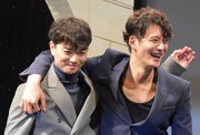 “壁ドカン”直後、肩を抱き合う染谷将太（左）と岡田将生（右）。