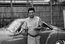 自宅前で撮影した勝新太郎。