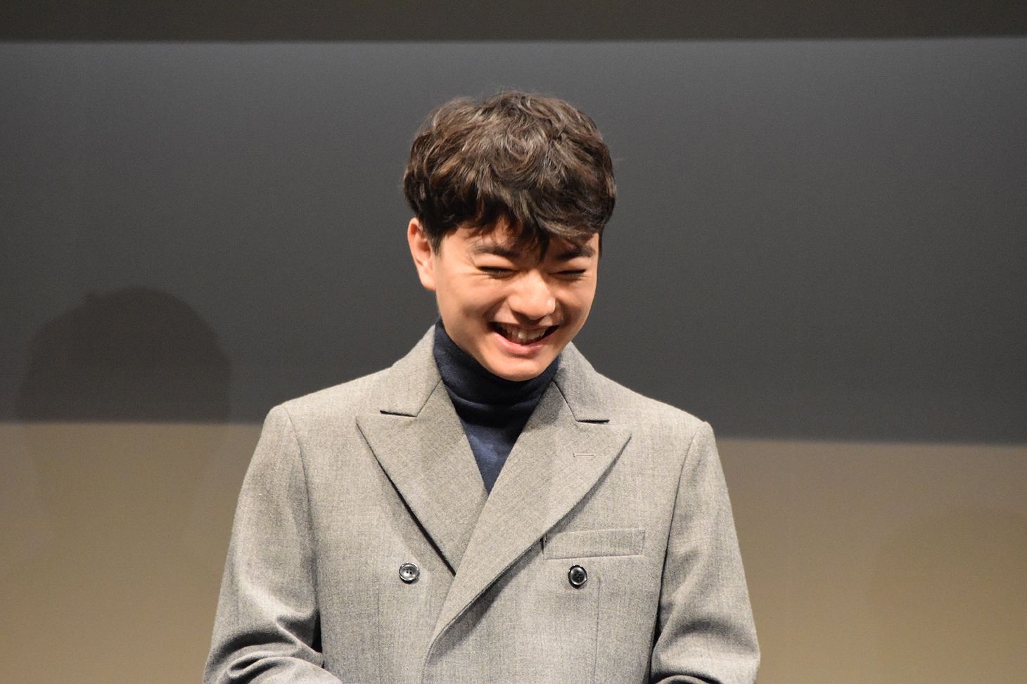 監督からリーダーシップの無さを指摘され笑う染谷将太。