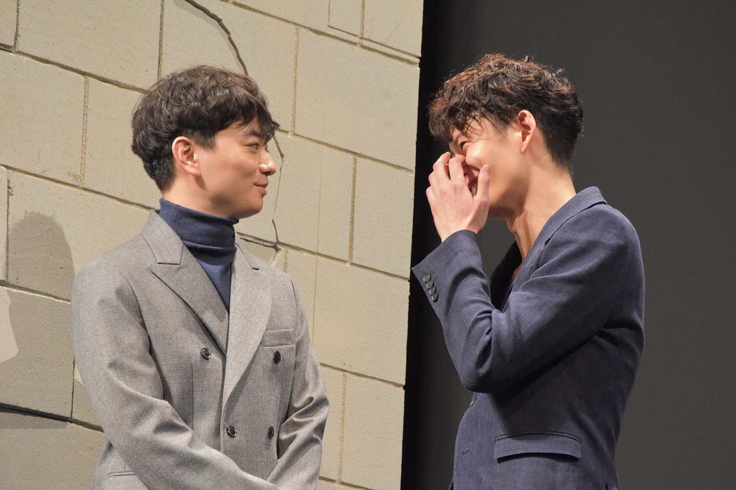 見つめる染谷将太と照れる岡田将生。