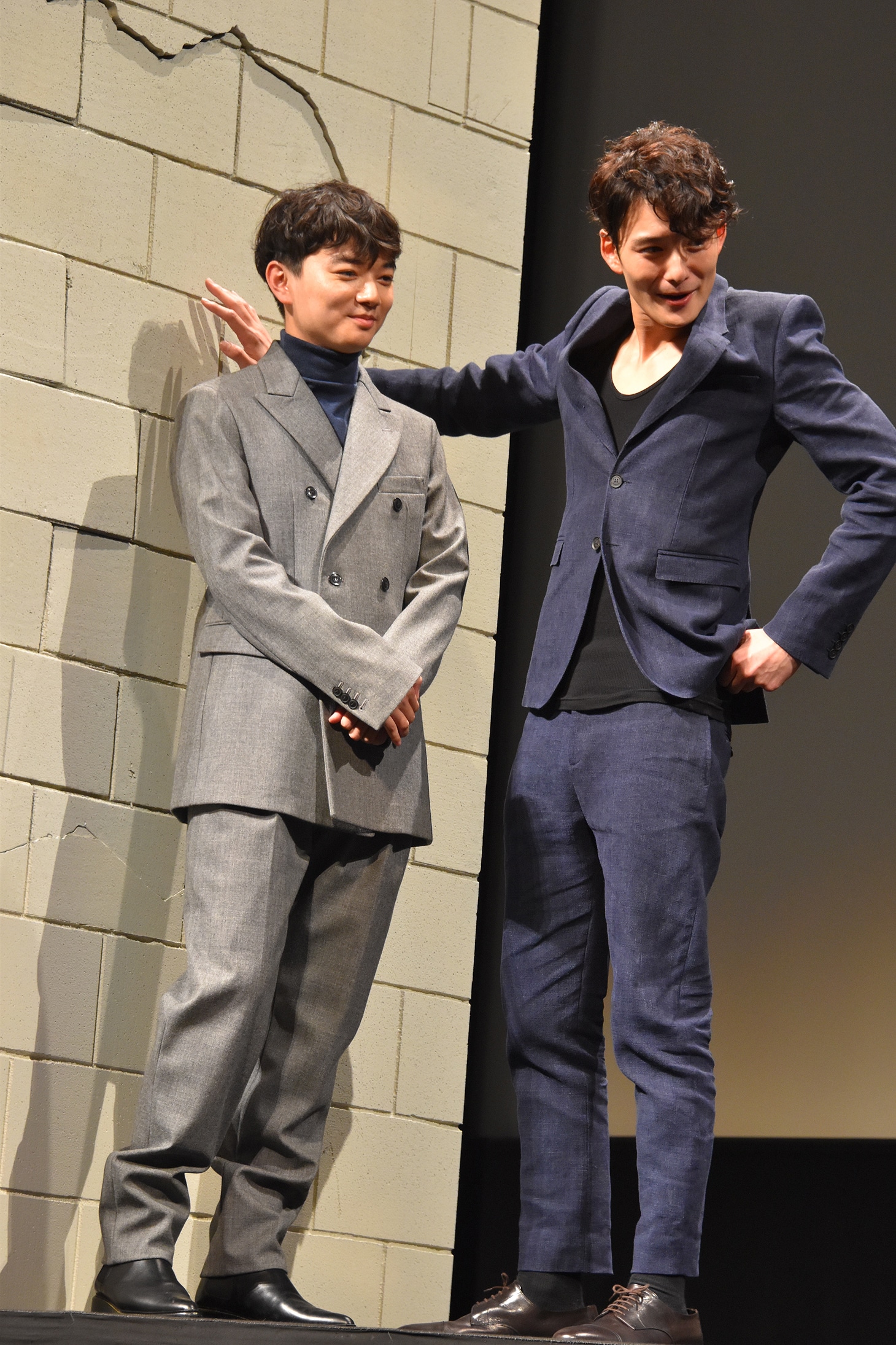 “壁ドカン”リハーサル中の染谷将太と岡田将生。