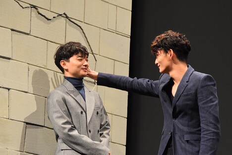 “壁ドカン”リハーサル中の染谷将太と岡田将生。