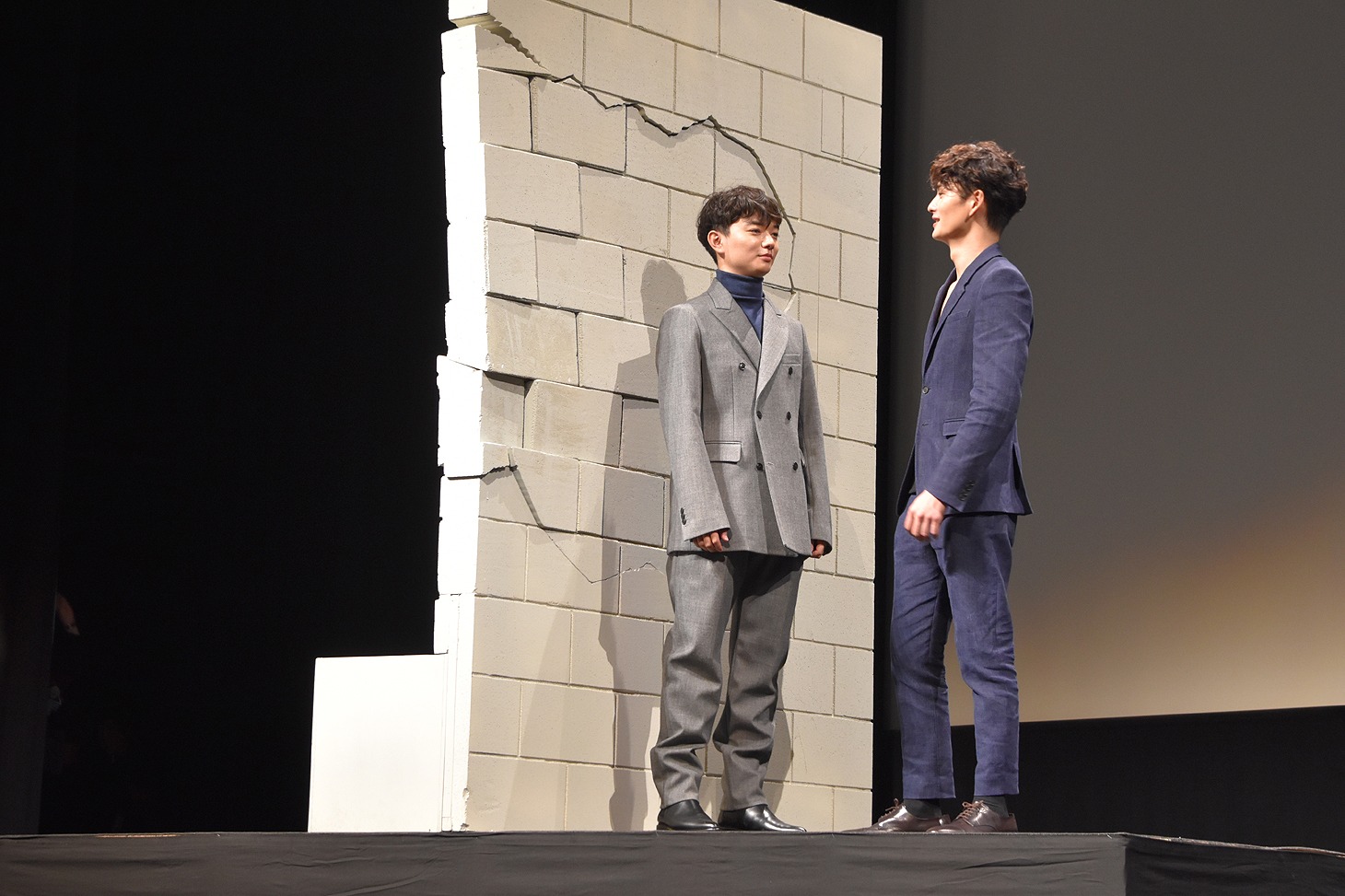 “壁ドカン”本番の体制に入る染谷将太、岡田将生。