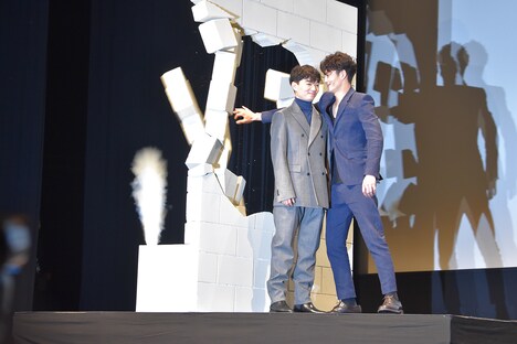 岡田将生が染谷将太に“壁ドカン”をする瞬間。