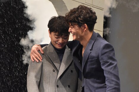 壁ドカン直後、すぐさま染谷将太の肩を抱いた岡田将生。